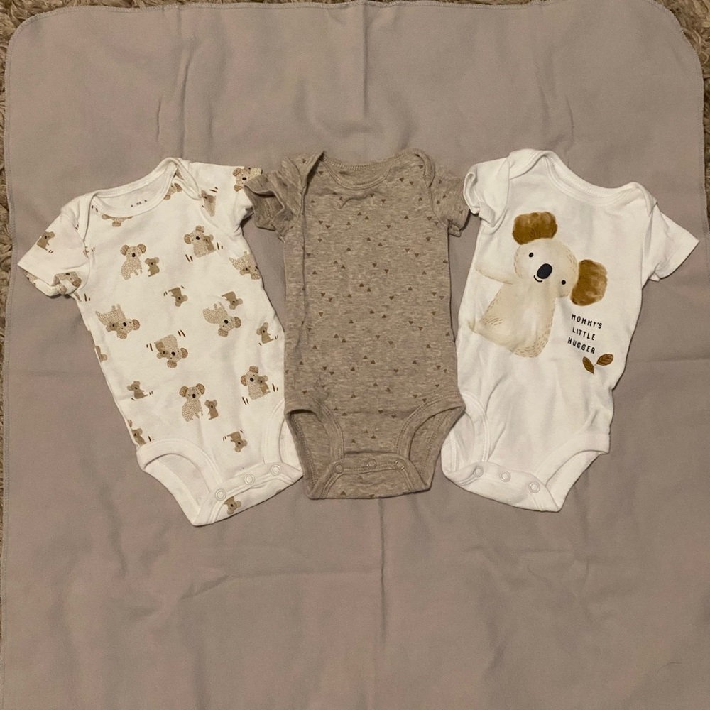 Carter’s 3 piece onesie lot